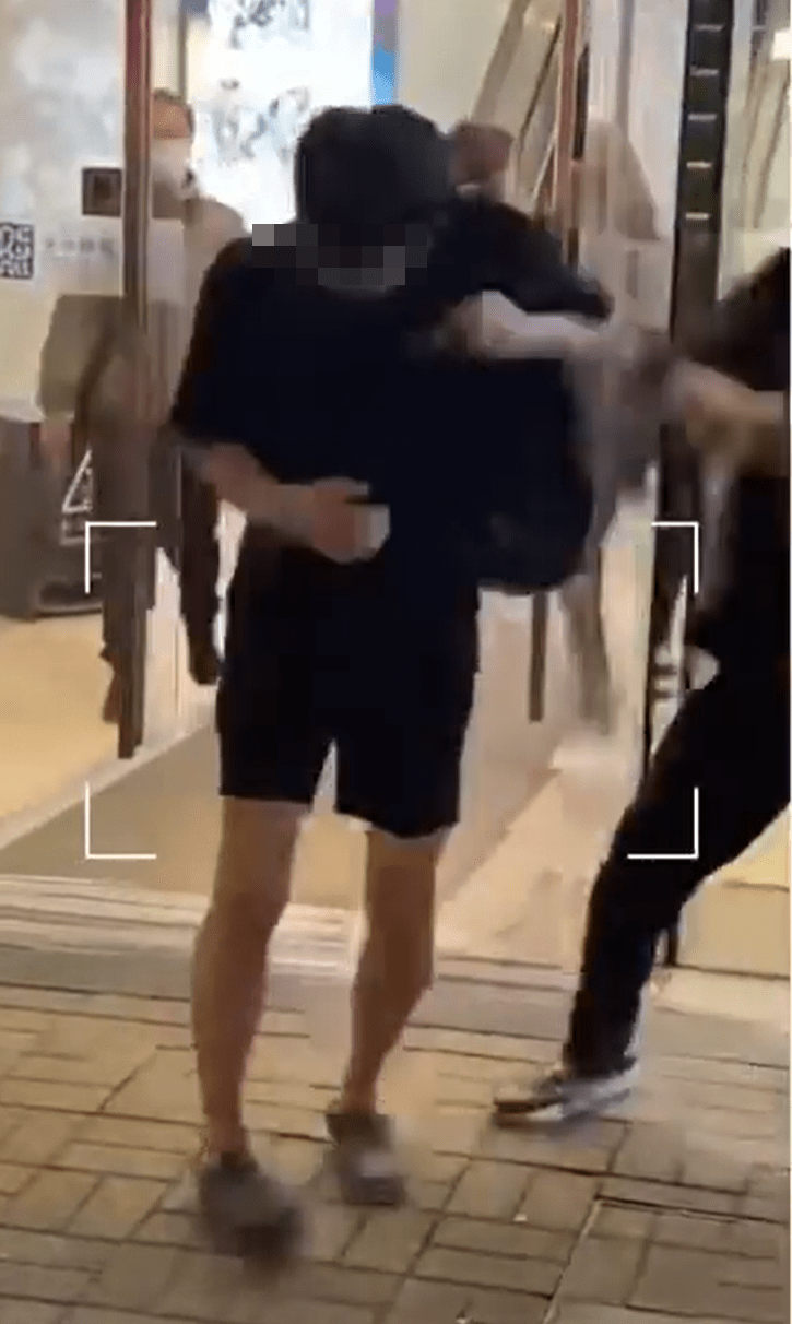 四眼男一巴打中短褲男。fb：香港突發事故報料區