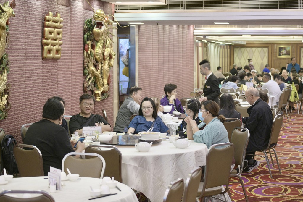 現時餐飲模式逐漸重組,傳統大酒樓減少。資料圖片 現時餐飲模式逐漸重組,傳統大酒樓減少。資料圖片