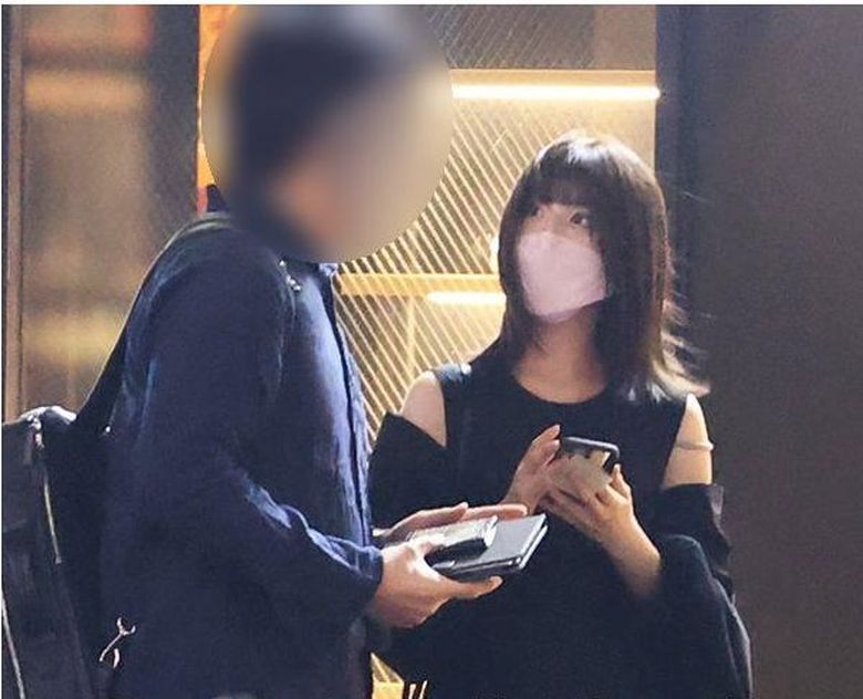 《週刊文春》記者當街向女方求證,但她否認。