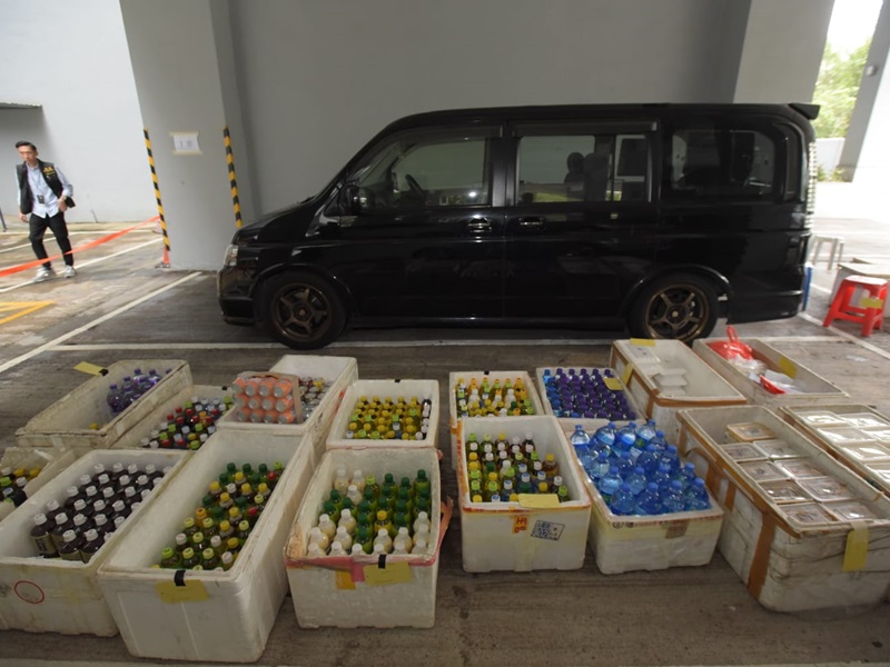 警方展示檢獲的七人車、飯盒及飲品等。黃文威攝