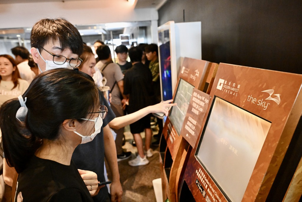 市民即場購買戲票。 市民即場購買戲票。
