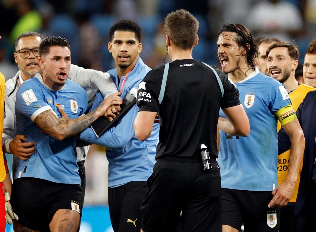 乌拉圭球员与球证争执后，可能被秋后算帐。 Reuters