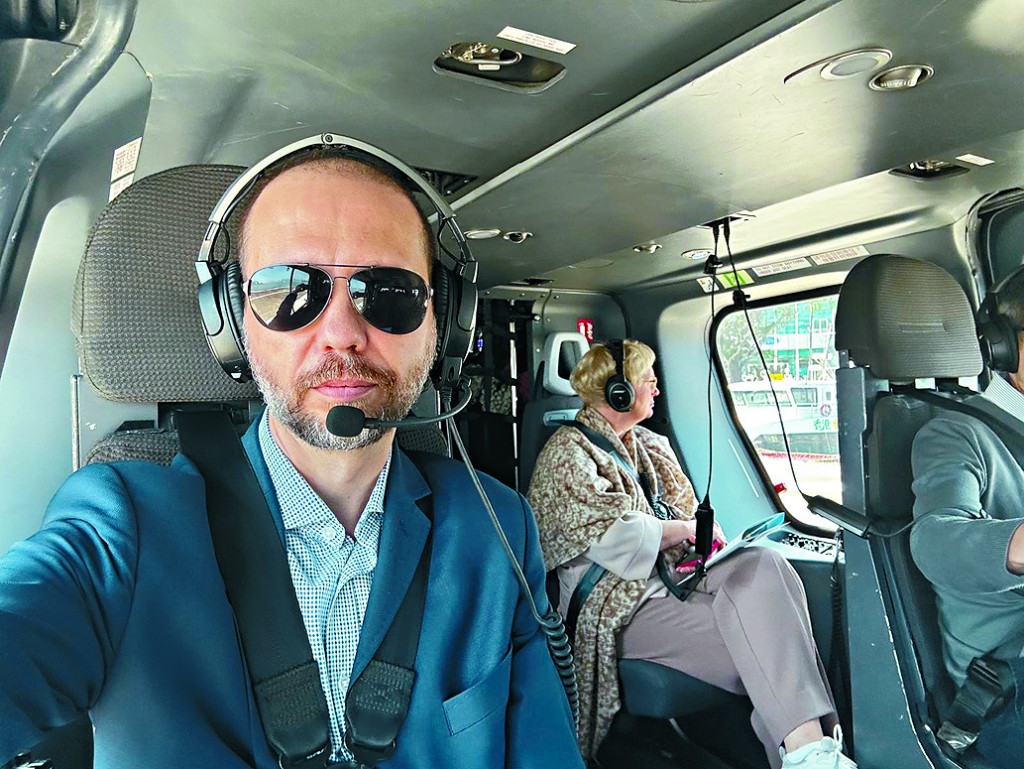 Michał Kołodziejski在港參與直升機之旅。 Michał Kołodziejski在港參與直升機之旅。