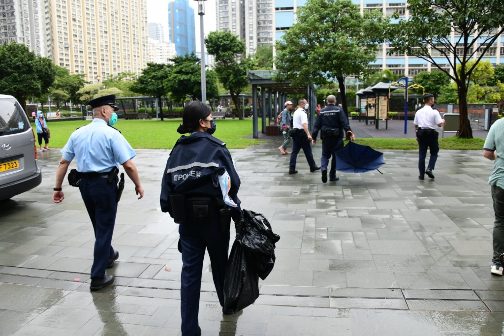 警方檢獲相信是死者的個人物品包括一把兩傘。楊偉亨攝
