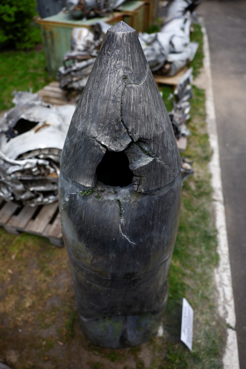 烏方展示的「匕首」（Kh-47M2 Kinzhal）高超音速導彈殘骸。 路透社
