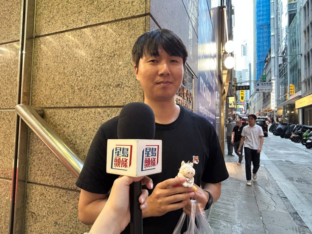 任職足球評述員的韓國旅客蘇先生到場體驗六合彩文化。 任職足球評述員的韓國旅客蘇先生到場體驗六合彩文化。