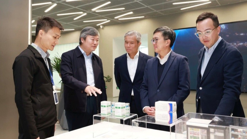 蔡傑銘（右二）到河套深港科技創新合作區深圳園區。