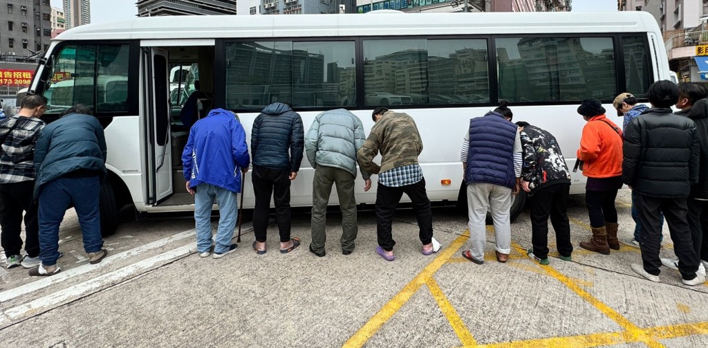 警方於旺角新填地街搗破一個毒窟拘捕25人。警方圖片 警方於旺角新填地街搗破一個毒窟拘捕25人。警方圖片