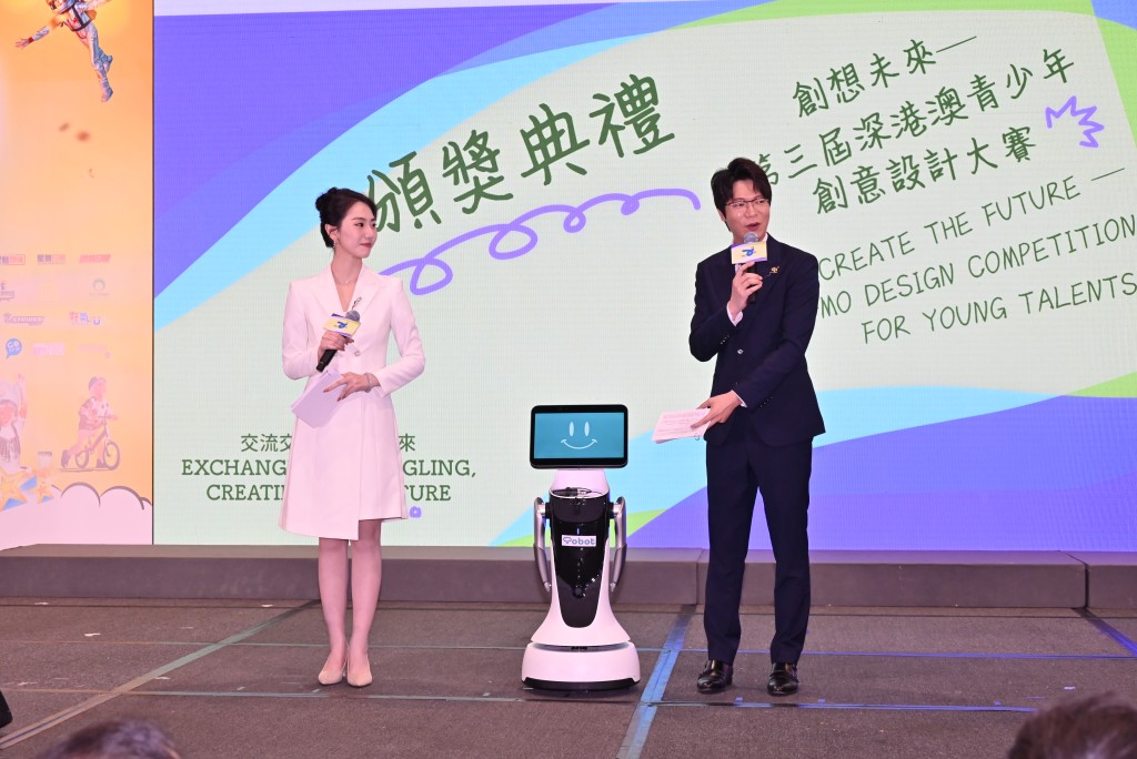 Tobot機械人於青創大賽頒獎禮上與司儀互動，帶動氣氛。
