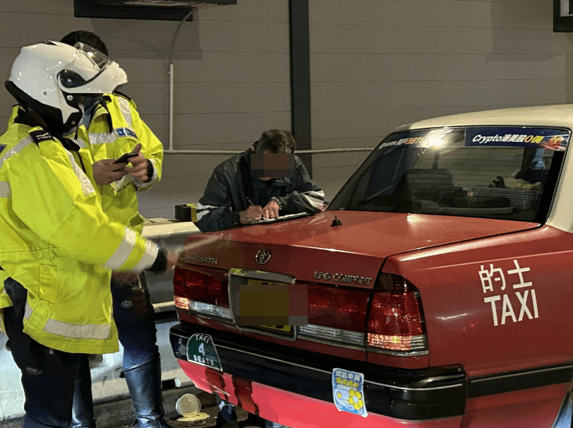 涉案的士司機向警員講述事件經過。