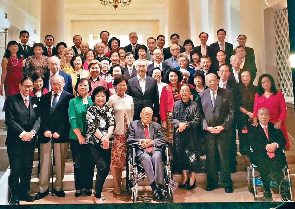 ■鍾士元本月初101歲壽辰,特首林鄭月娥等一眾政商好友為他賀壽,與家人大合照。