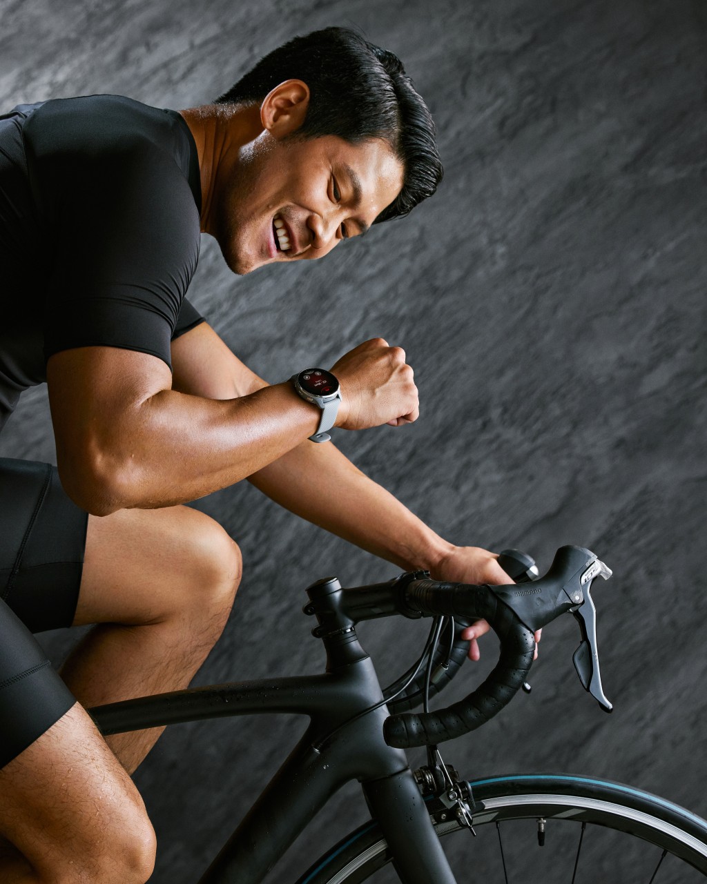 Venu 2 Plus内置逾二十五种室内外运动程式，另又具备进阶健康监测及健身功能，与相容的智慧型手机配对后，可在手上拨打及接听电话/$3,799起/Garmin。 