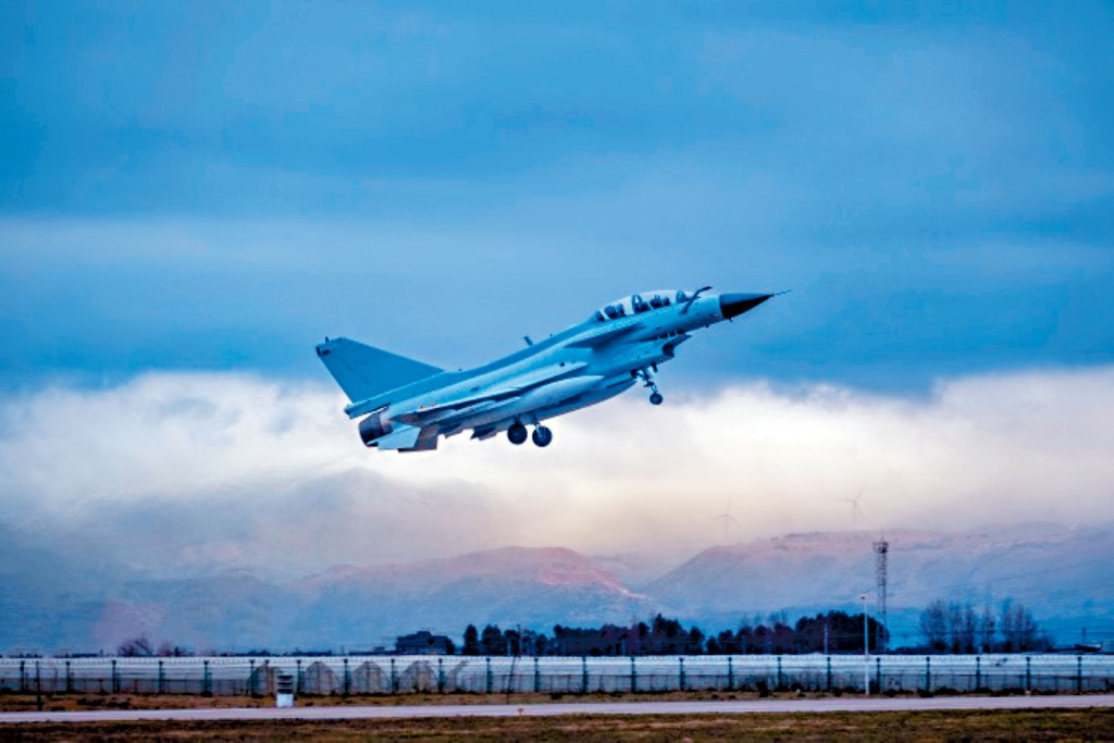 南部戰區空軍航空兵某旅在飛行訓練中。