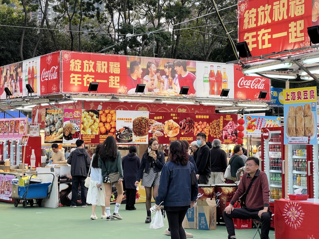 不少市民前往維園年宵市場熟食檔。曹露尹攝