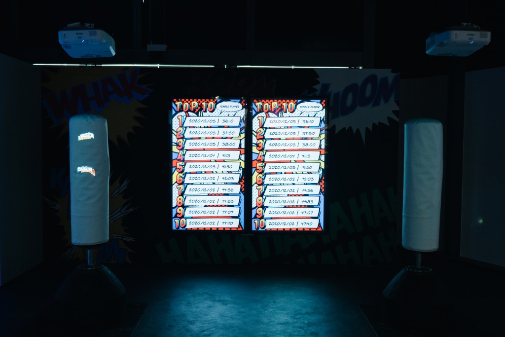 香港站独有的互动游戏区,大家可进入漫画之中化身成侦探,沙包的投射屏幕亦会出现「BAM」、「POW」「WOW」等经典漫画中的气泡文字,将漫画立体化。 香港站独有的互动游戏区,大家可进入漫画之中化身成侦探,沙包的投射屏幕亦会出现「BAM」、「POW」「WOW」等经典漫画中的气泡文字,将漫画立体化。