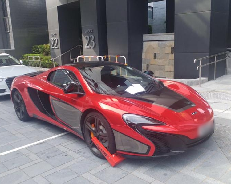 車主質疑保安鎖車弄花了車輪。