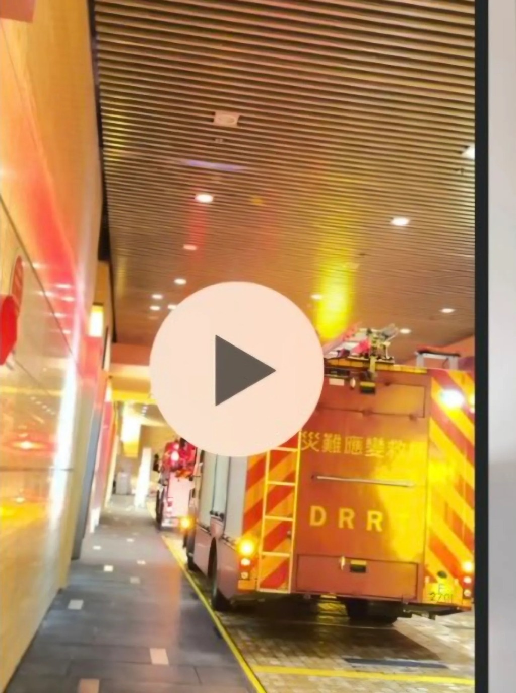 消防「災難應變救援」車亦到場調查事件。Threads@szeewing311 圖片