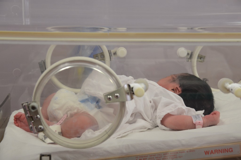 屯門醫院日前（17日）公布新生嬰兒特別護理病房爆發呼吸道合胞病毒組群感染個案，至少6名嬰兒受感染。（示意圖，非當事人/資料圖片）