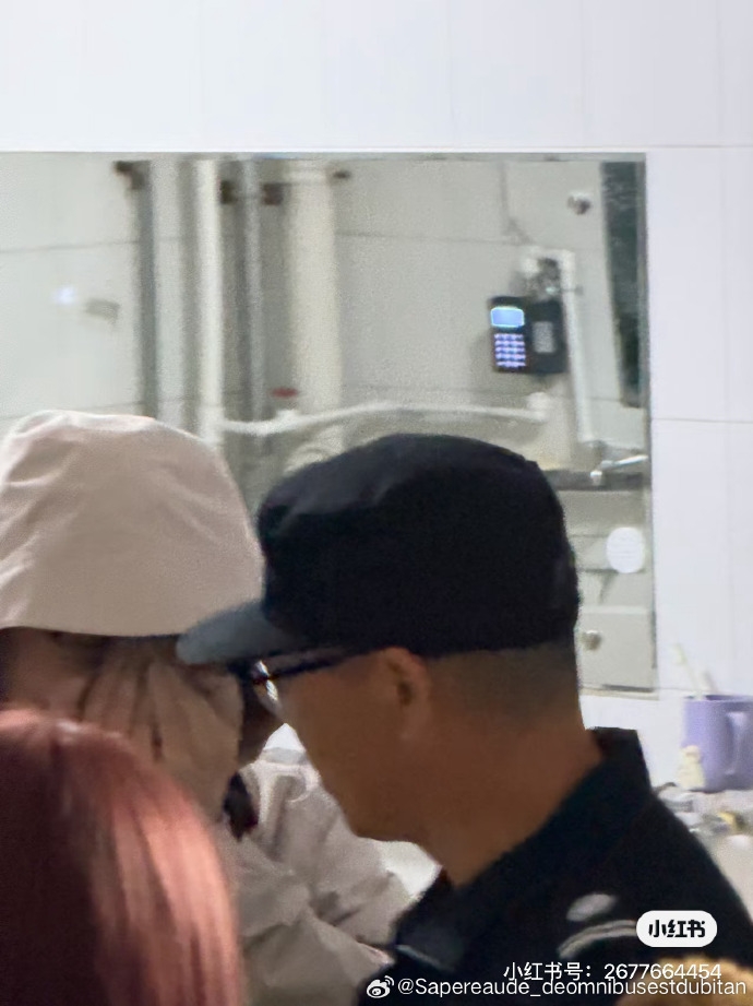 男生事败后用手捂脸。