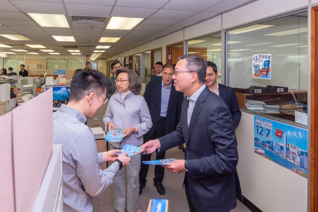 林定國與楊何蓓茵呼籲不同職系同事在立法會選舉日踴躍投票。林定國FB圖片 林定國與楊何蓓茵呼籲不同職系同事在立法會選舉日踴躍投票。林定國FB圖片