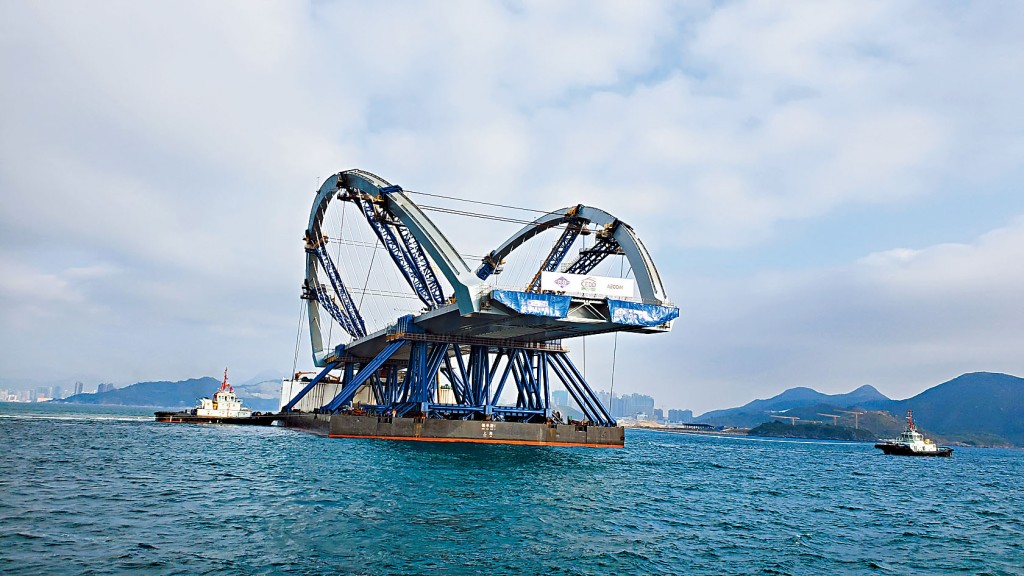 雙拱鋼橋運送船昨早進入將軍澳灣。