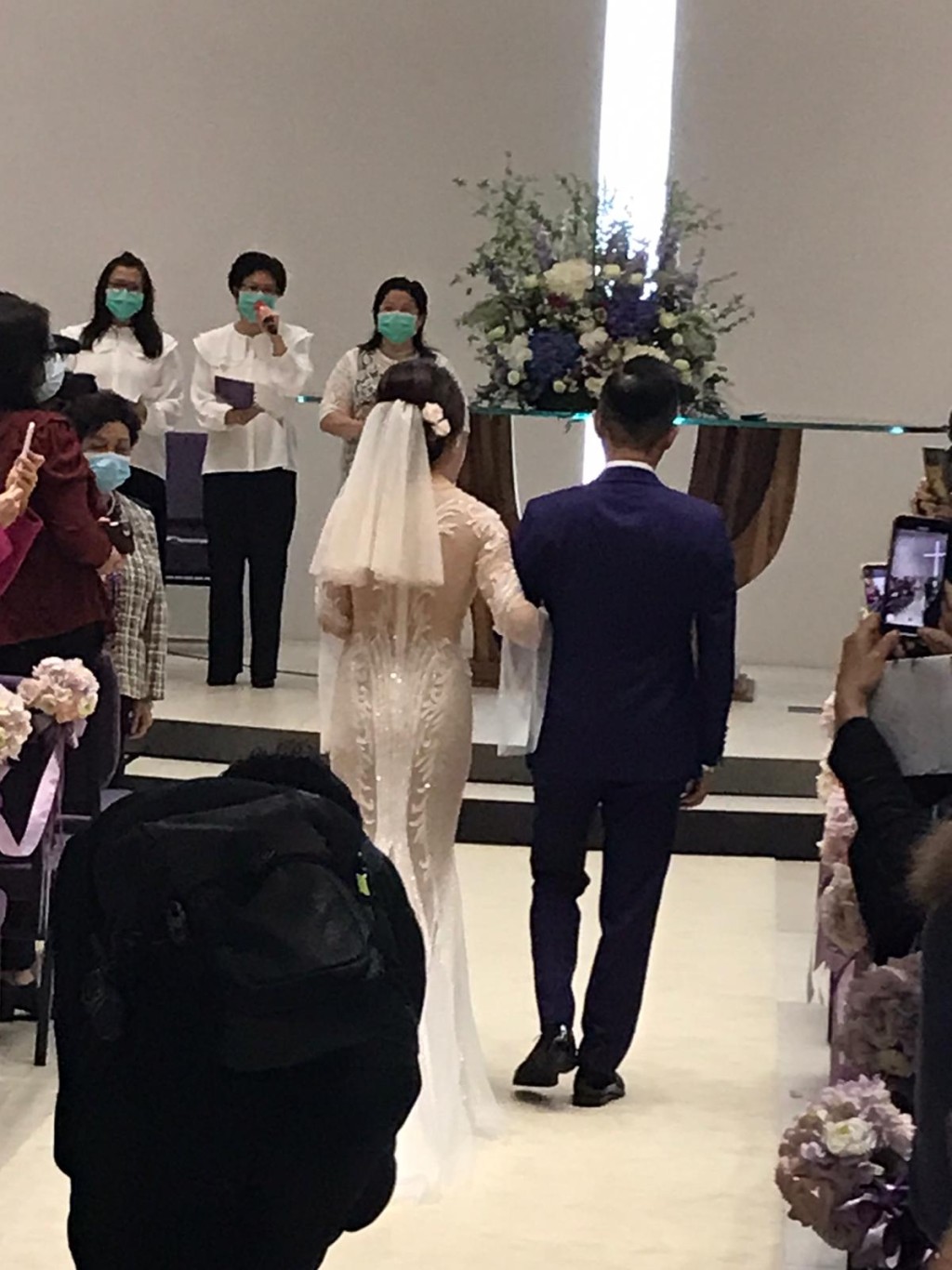 一對新人於教堂內宣讀誓詞。