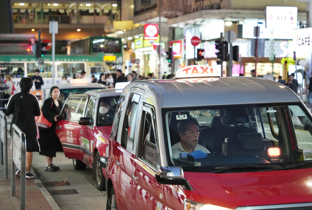 的士業界不滿政府無取締「白牌車」平台。資料圖片