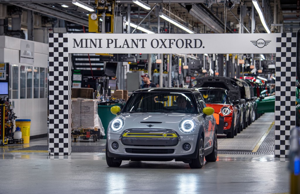 寶馬集團宣布投資逾6億英鎊擴建現有英國牛津MINI廠房，以轉型全力生產電動車。
