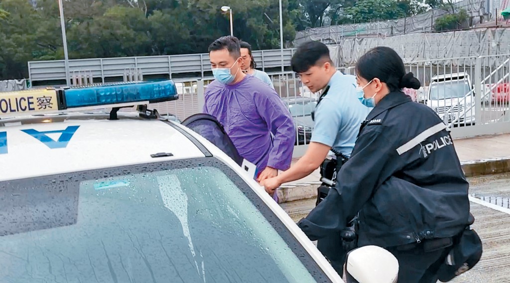 遇襲警員（紫衣）經敷治後離開醫院。