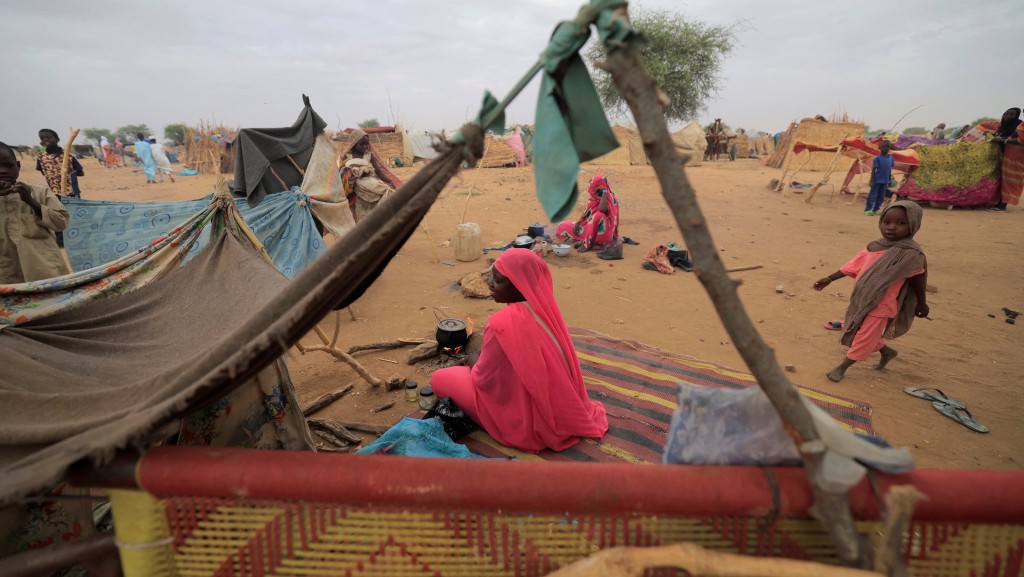 一名从苏丹逃到乍得的18岁女子Fatna在临时避难所准备早餐。 路透社