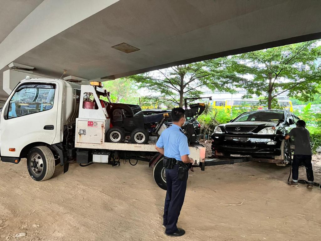 最近的打擊違例泊車行動,針對不展示車輛牌照(行車證)及車輛登記號碼(車牌)的違泊車輛。