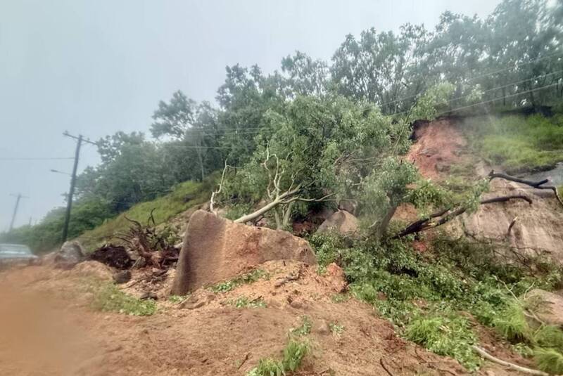 因暴雨關係多條河流水位持續暴漲，導致多條道路坍方無法通行。X/@PakistaniIndex