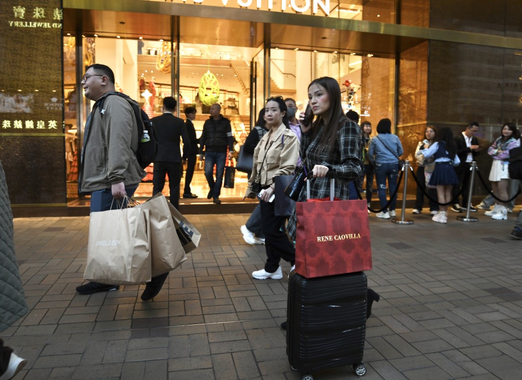 深圳自今年12月1日起恢復實施赴香港旅遊「一簽多行」政策。何君健攝