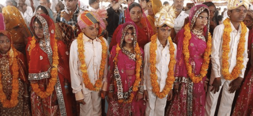 按印度傳統，若女兒以童婚方式嫁出，可毋須向男家付豐厚嫁妝，變相減輕了家庭的經濟負擔。