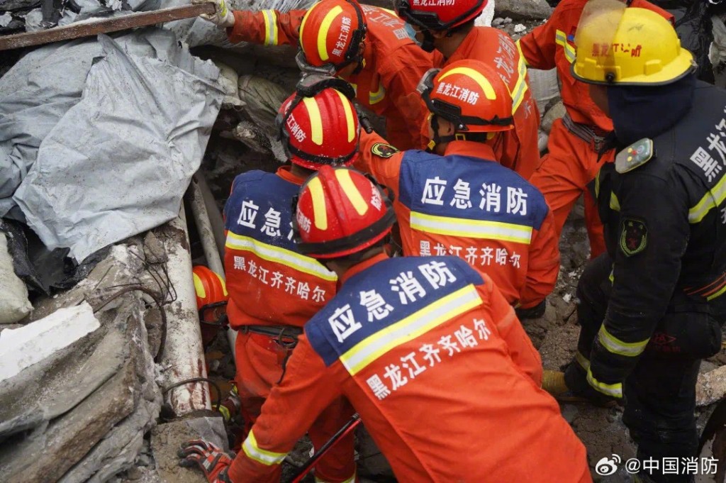 当地消防人员到场救人。(中国消防)