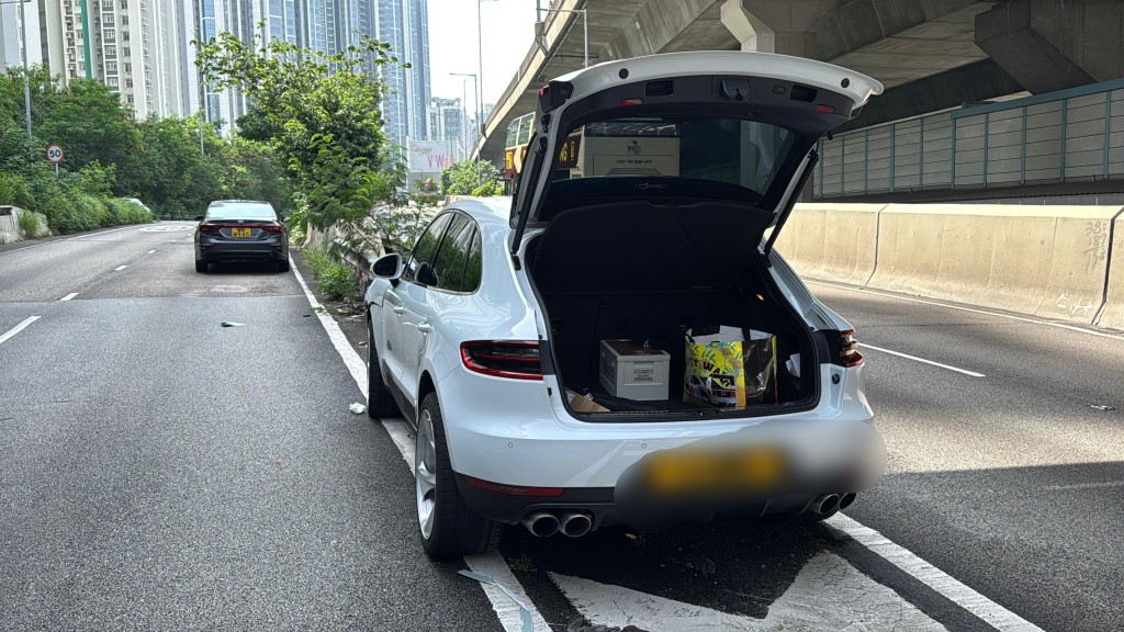 私家車自炒撞欄。