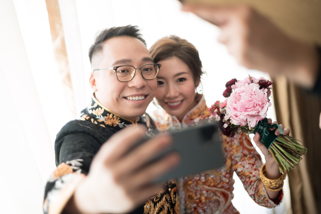 一對新人影番張Selfie紀念一下先!
