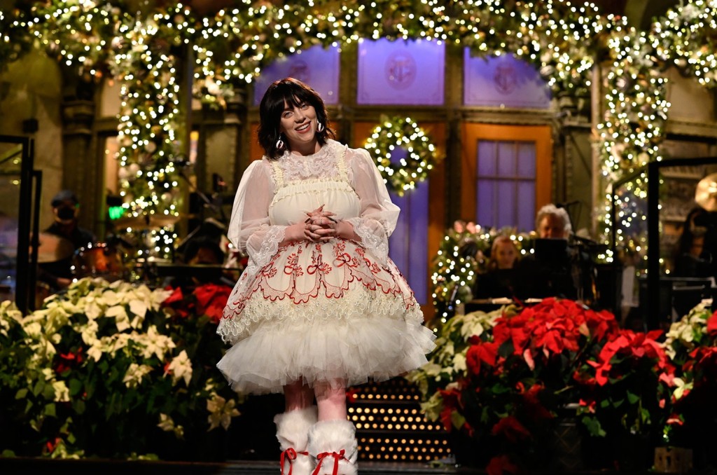 Billie罕有打扮女性化，穿上泡泡裙現身《SNL》。