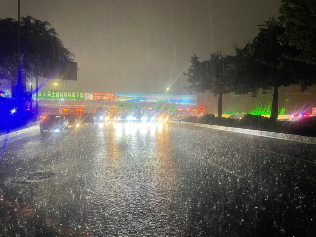 深圳出現暴雨，多區出現嚴重水浸。