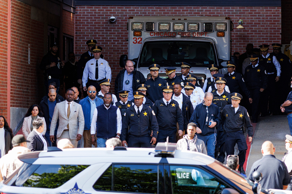 市長約翰遜和芝加哥警察局長斯內林與其他官員一同前往事發醫院外，向媒體發表講話。 美聯社