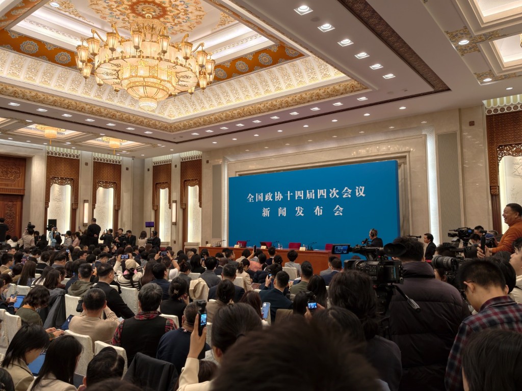 全国两会2026首场记者会,吸引大量中外媒体参加。驻京记者杨浚源摄 全国两会2026首场记者会,吸引大量中外媒体参加。驻京记者杨浚源摄
