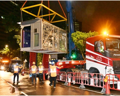 負壓隔離病房吊運往亞博重新組裝測試。
