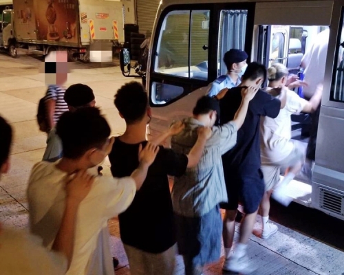 警方今日凌晨零時突擊搜查永建路一工業大廈單位，搗破一間懷疑違例經營的派對房間。警方圖片