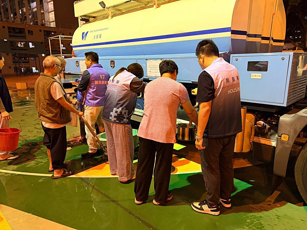 居民在水車取水。fb:房委會 - 公屋人情風貌 居民在水車取水。fb:房委會 - 公屋人情風貌