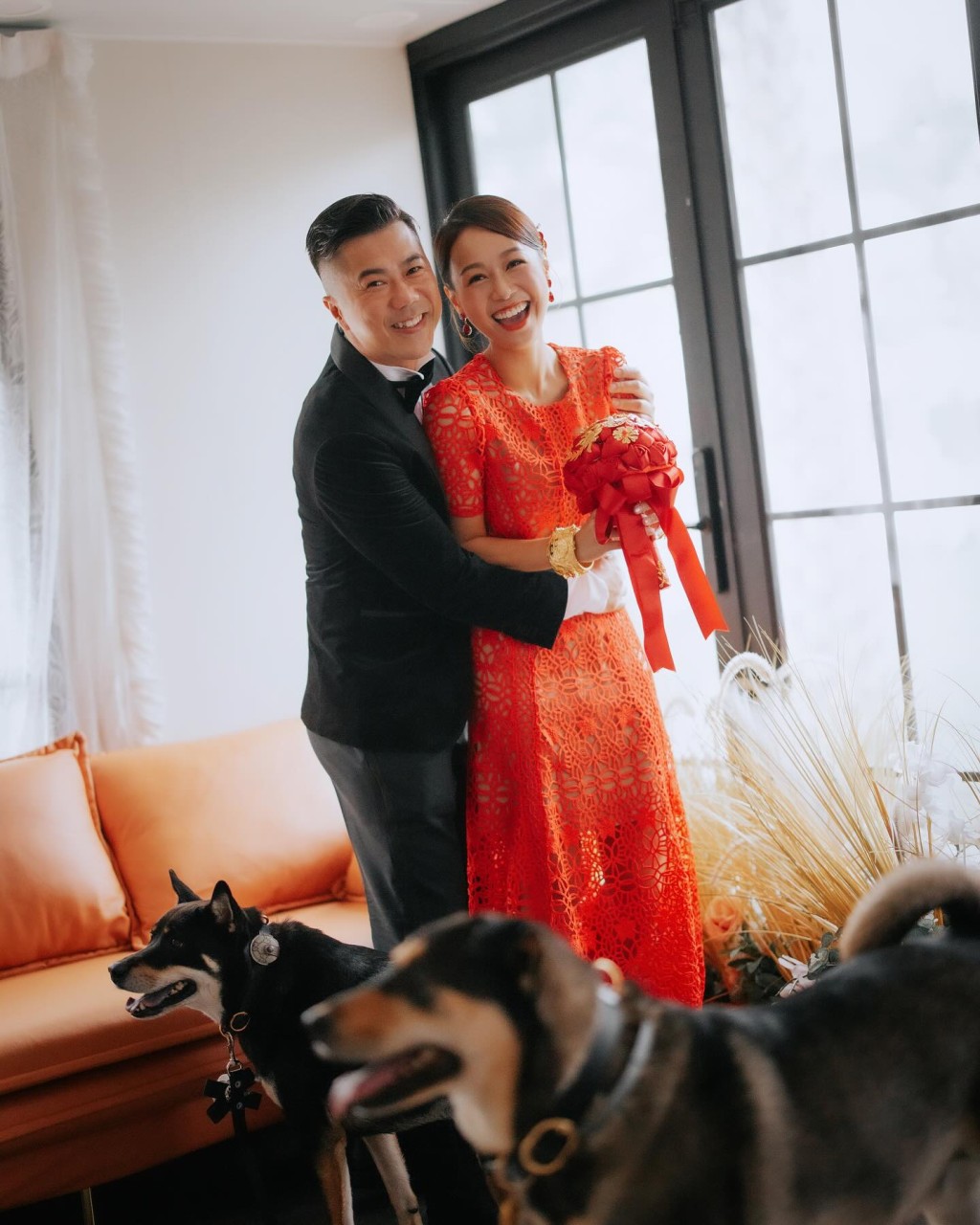 黄心颖出阁时所穿的红色通花喱士连身裙，出自马来西亚设计师Han Chong创立的英国小众品牌Self-Portrait。
