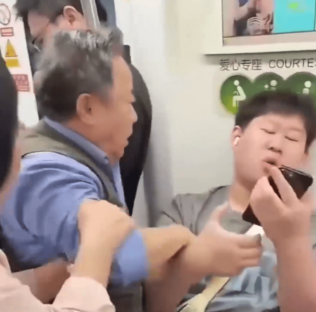 老翁硬拉年輕男逼讓座。 老翁硬拉年輕男逼讓座。