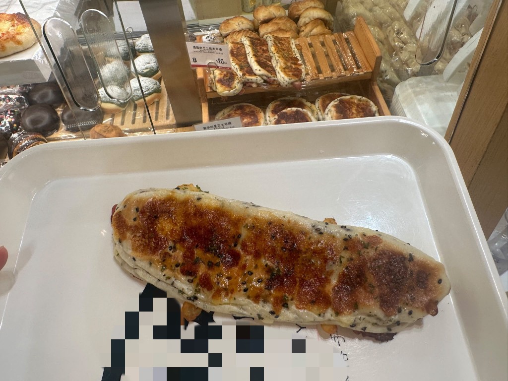店鋪內的麵包大多數沒有獨立包裝,需要在付款由收銀幫忙裝袋。 店鋪內的麵包大多數沒有獨立包裝,需要在付款由收銀幫忙裝袋。