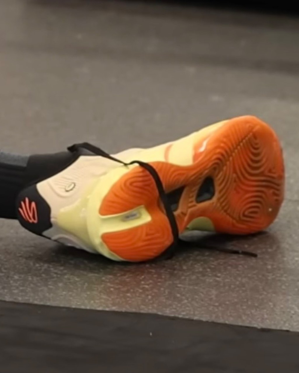 该鞋款后跟位置印有Curry Brand专属标志。 网上图片 该鞋款后跟位置印有Curry Brand专属标志。 网上图片