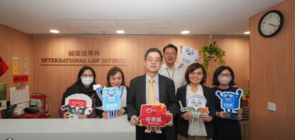 律政司各科別的專員把握分秒，走訪律政中心不同樓層及其他寫字樓，親身呼籲同事們12月7日投票
