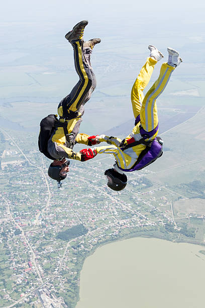 许多人喜爱追求空中跳伞的快感。